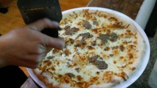 Pizza cu aur se vinde si intr-un restaurant din Romania! La noi, costa circa 100 de euro, la americani e 4.000 de dolari