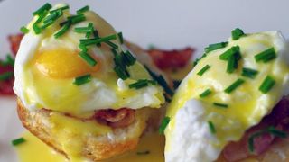 Un celebru antrenor te invata ce sa mananci daca vrei sa slabesti. Alaturi de exercitiile fizice, vei putea da jos cateva kilograme extrem de usor