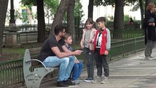 Experiment social! Cum reactioneaza bucurestenii cand un copil de 8 ani le cere un foc!
