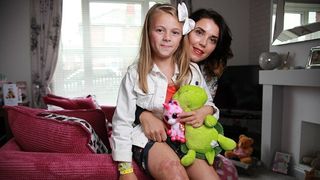 S-a dat cu o crema de plaja, insa lotiunea pare sa ii fi topit pielea. Copila pare ca ar fi fost arsa cu acid! "Trebuia sa o protejeze de soare, nu sa o arda", spune mama fetitei de 9 ani