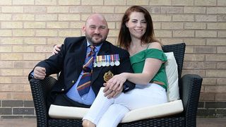 Povestea cutremuratoare a doi eroi de razboi. El si-a pierdut jumatate din corp, iar ea un picior. Au trecut prin cele mai mari chinuri, dar si-au gasit fericirea impreuna!