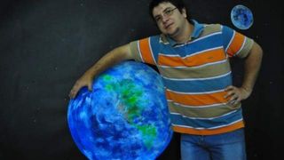 Un hunedorean a fost poreclit artistul "fosforescent! Cum arata picturile sale