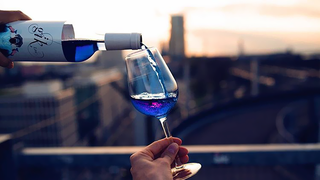 Vinul albastru intra pe pietele din Europa. Din ce e facuta licoarea cerului senin si cat costa o sticla