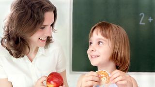 O profesoara a folosit doua mere pentru a arata efectele pe care hartuirea le poate avea asupra unei persoane. Explicatia ei a cucerit internetul, iar copiii au ramas muti de uimire