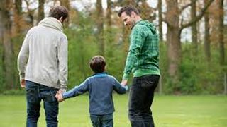 A fost adoptat de un cuplu gay si a ajuns premiant: "Cunoaste sapte limbi straine". Marturiile copilului sunt uimitoare