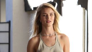 Toata lumea il cunoaste pe actorul din Transporter. Dar o stii pe sotia lui? Este extrem de frumoasa