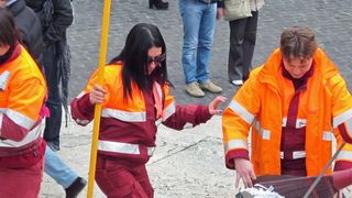 Absolventa a doua facultati din Romania a ajuns sa lucreze ca maturatoare. Povestea trista a profesoarei care matura strazile italienilor