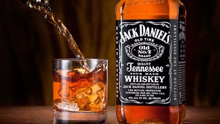 Adevarul din spatele celui mai cunoscut whisky din lume. Un sclav l-a invatat pe Jack Daniels cum sa prepare bautura alcoolica. Compania recunoaste adevarul dupa 150 de ani