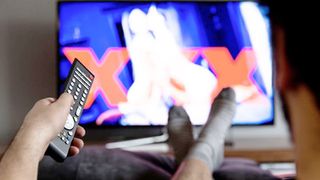 Un nou studiu arunca in aer tot ce se stia pana acum. Cei care vizioneaza filme pentru adulti mai des de o data pe saptamana devin mai credinciosi. Care e explicatia