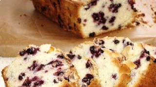 Cel mai simplu desert pentru o zi de rasfat. Este pufos si plin de fructe. Incearca si tu reteta de chec cu afine