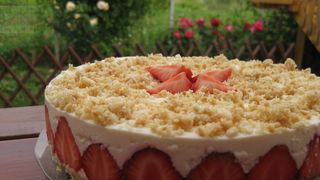 Ai fructe acasa si nu stii ce sa faci cu ele? Prepara tortul deliciu, care nu are nevoie de coacere