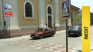 In Maramures, chiar si trecerea de pietoni are motive traditionale. Cativa tineri au transformat un drum intr-o opera de arta. Cum arata zebra care pastreaza traditia