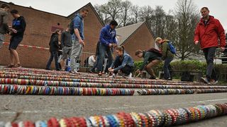 Record mondial la Arad. A fost realizat cel mai lung sir de capace insiruite din lume