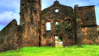 Orasul in care nimeni nu iese din casa de ani de zile! O boala rara ii tine pe oameni in case!