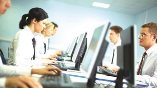 Care sunt sectoarele din Romania in care angajati primesc 1000 de euro lunar?