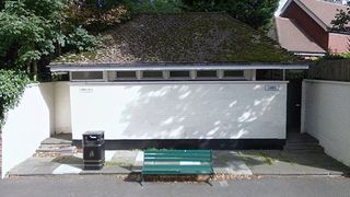 Jumatate dintr-o baie publica a fost vanduta cu aproape 300.000 de lire. Cum arata acum locul. Pare incredibil!