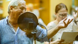 Cum se comporta actorii cand inregistreaza pentru teatrul radiofonic! Imagini in premiera dintr-un astfel de studio