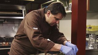 Si-a transformat subsolul casei intr-unul dintre cele mai de succes restaurante. Oamenii sunt dispusi sa astepte si zece ani pentru a gusta din preparatele sale