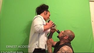 Ce a patit un barbat care a baut 2 litri de whiskey in 55 de secunde! Intreaga nebunie a fost inregistrata