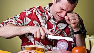 De ce plangem cand taiem ceapa? Iata cateva metode pentru a taia ceapa fara sa versi o lacrima