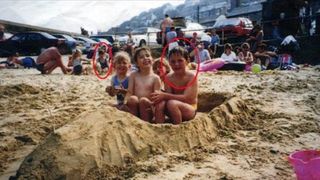 Acest tanar si-a zarit viitoarea sotie intr-o fotografie veche, de cand era copil. Povestea lor pare desprinsa din basme