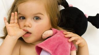 Desi este un gest urat, este extrem de benefic ca micutii sa isi roada unghiile sau sa isi suga degetele!