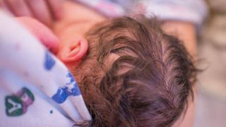 Si-a fotografiat propia nastere, iar imaginile iti vor da fiori. Cum a trait o femei emotiile venirii pe lume a fetitei sale