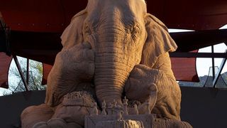 Un elefant joaca sah cu un soarece. Este posibil, intr-o sculptura inedita, care atrage tot mai multi vizitatori