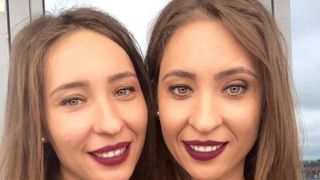 Povestea surorilor gemene care s-au casatorit in aceeasi zi cu barbati pe care ii cheama la fel. Locuiesc in acelasi apartament cu sotii lor, in Timisoara