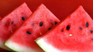 Arunci semintele de la pepenele rosu? Inceteaza sa faci asta! Fierbe-le si o sa intineresti vazand cu ochii