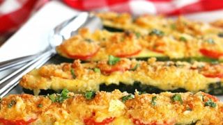 Ai mancat vreodata asa ceva? Sunt deliciosi si se fac foarte repede. Dovlecei gratinati cu rosii si parmezan