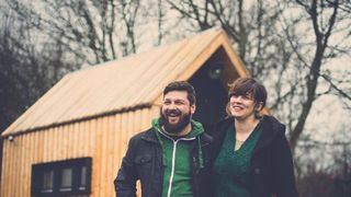 Un designer din Timisoara a construit "casutul" din poveste. Cum arata constructia de 2,5 metru latime si 4 metri lungime