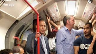 E unul dintre cei mai bogati oameni din lume, dar nu s-a sfiit sa mearga cu metroul. Seicul din Dubai, surprins in metroul londonez