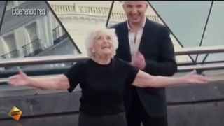 Lectia de viata pe care aceasta batrana in carje le-a dat-o celor adunati in piata: "Suntem toti tineri". A dansat un tango atat de pasional incat toti au ramas muti de uimire