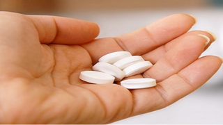 A pus aspirina in masina de spalat. Acest truc este perfect pentru indepartarea petelor de vin rosu sau sange