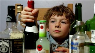 Specialistii avertizeaza: tulburari de comportament si probleme de sanatate mintala pentru copiii ai caror parinti consuma alcool