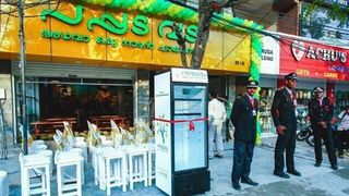 Dovada de generozitate: frigiderul din care oamenii sarmani pot lua mancare gratis