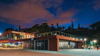 Cristiano Ronaldo si-a inaugurat hotelul de cinci stele din Madeira. Un apartament de lux poate fi inchiriat cu aproape 700 de euro pe noapte. Cum arata hotelul fotbalistului