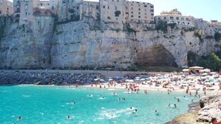 Iti doresti o vacanta exotica fara sa te coste o avere? Paradisul este mai aproape decat crezi! Unde gasesti plaje cu nisip alb si apa cristalina