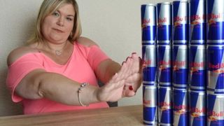 Bauturile energizante provoaca dependenta! Aceasta femeie a baut aproape 20.000 de doze in 11 ani. A facut un calcul si si-a dat seama ca viciul ei e extrem de costisitor