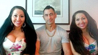 Gemenele care au devenit celebre dupa ce au cheltuit 160.000 de euro pe operatii estetice vor sa se casatoreasca cu acelasi barbat! Tinerele au dezvaluit cum isi impart iubitul