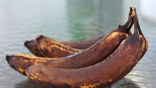 Arunci bananele cu coaja neagra? Nu trebuie sa mai faci asta. Un truc bizar te invata ce trebuie sa faci ca o banana sa fie proaspata din nou