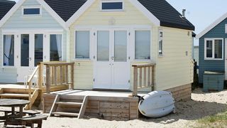 Aceasta cabanuta de lemn costa cat un hotel cu zece camere! Pare extrem de mica, insa interiorul este spectaculos