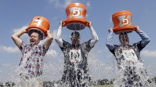 Nebunia Ice Bucket Challenge isi culege roadele. O gena responsabila cu declansarea bolii Lou Gehrig a fost descoperita