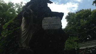 Cel mai spectaculos monument funerar de la Bellu are in spate o poveste foarte trista! Acolo este inmormantata o alpinista care si-a pierdut viata la 28 de ani!