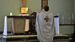 Duminica oficiaza slujbe, iar in timpul saptamanii este om de serviciu la un abator. Este povestea preotului roman din Irlanda de Nord