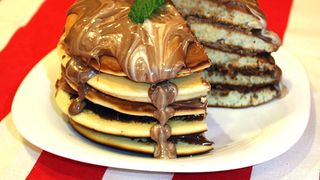 Uita de clatitele subtiri pe care le faceai mereu. Astea sunt pufoase si se fac in cateva minute. Le poti umple cu ciocolata, gem sau fructe