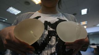 Ce se intampla cu silicoanele unei femei dupa ce moare