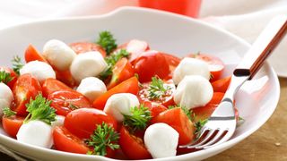 Sigur mananci rosii cu branza, mai ales vara. Insa stiai cat de tare ingrasa? Uite ce spun specialistii