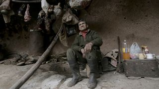 Povestea barbatului care a trait 40 de ani intr-o pestera, fara apa sau electricitate. "Cand imi era foame, mergeam la vanatoare!"